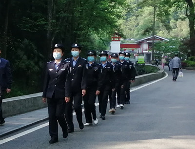 张家界武陵源景区:青年节在服务旅游中奉献青春