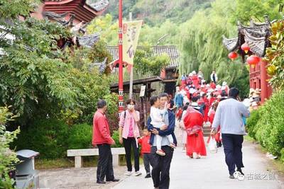 观音峡景区迎来千人旅游团,疫情防控不松懈!